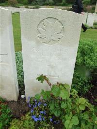 Etaples Military Cemetery - Mann, H